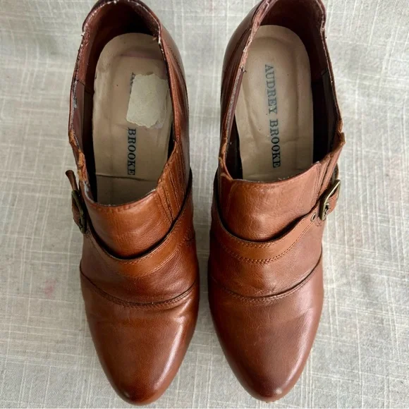 SZ 9M
Audrey Brooke Adele Cognac Leather Ankle Booties Buckle Heel - Picture 5 of 7